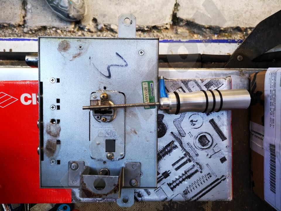 attrezzo bulgaro su serratura doppia mappa